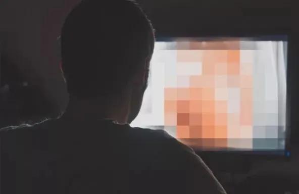 免费黄色网站如何盈利？手机已经植入病毒摄像头拍下你的一举一动