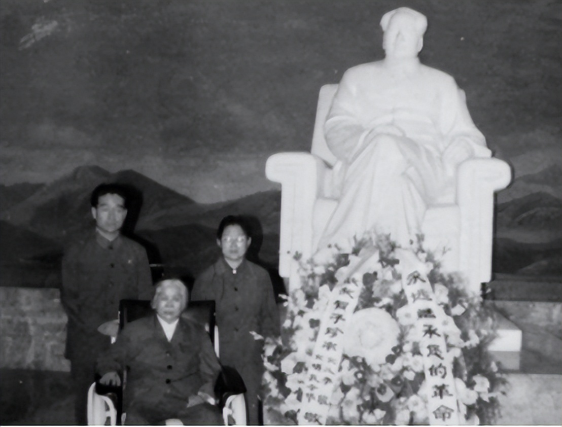 76年毛主席病逝，想起昔日恩情，*子珍贺**含泪对主席像说：请安息吧