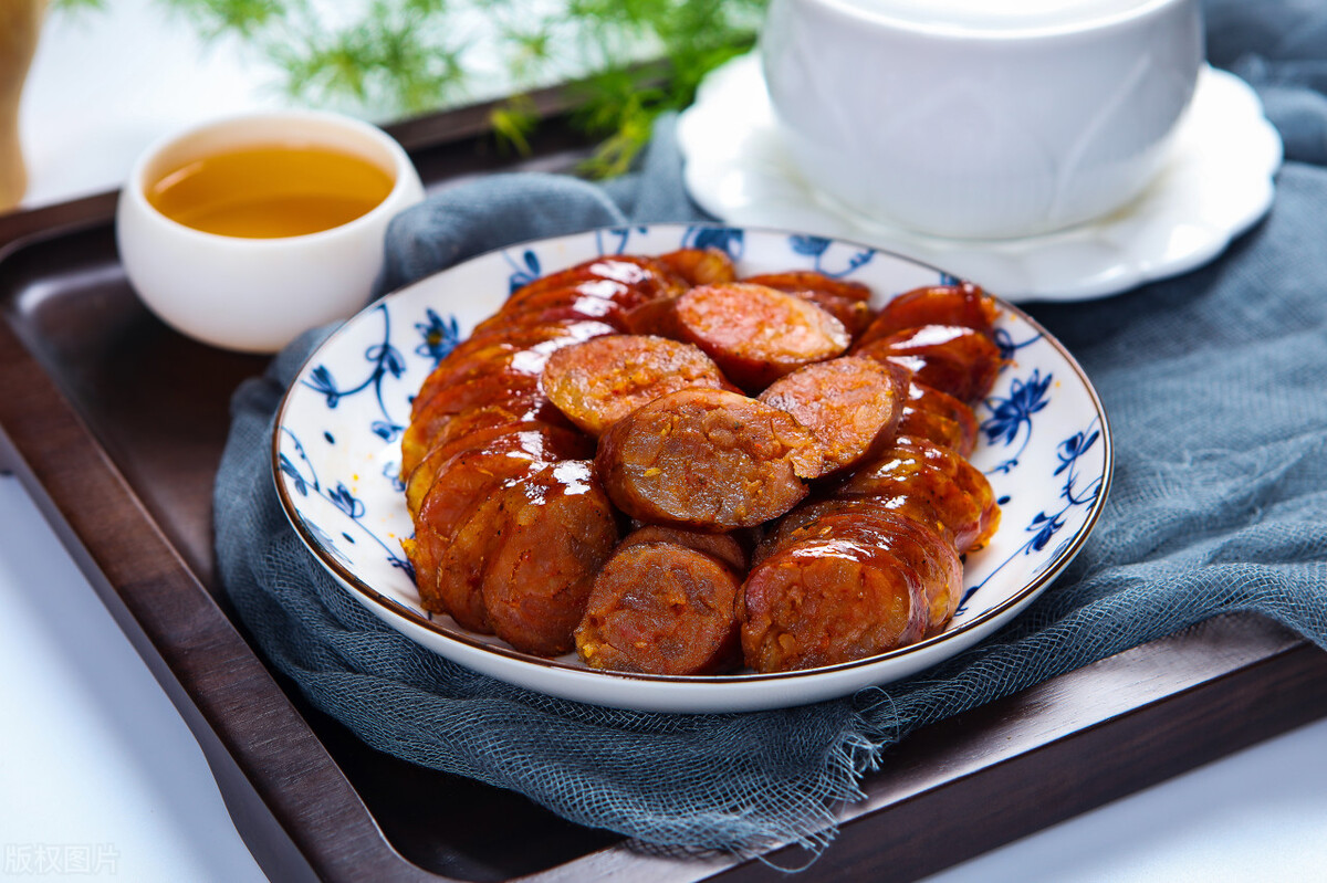 腊肠上有白色小点点还能吃吗,腊肠有一点点酸但不臭能吃