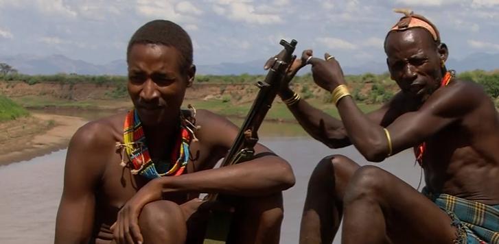 非洲原始部落的真实生活：女人想找对象，就要主动让男人鞭打