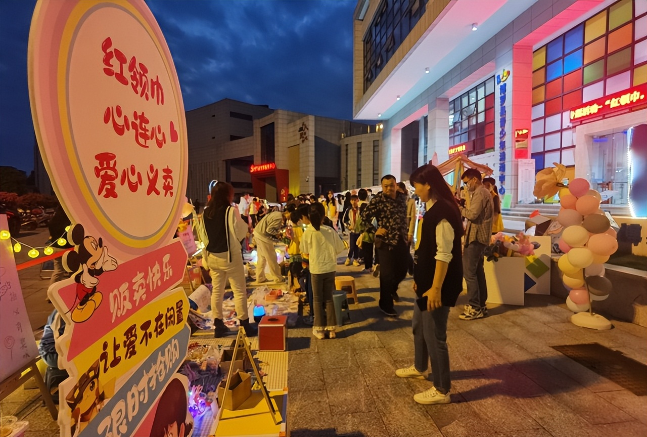 博罗：萌娃“当家”摆摊赚钱，实力演绎“人间有爱”