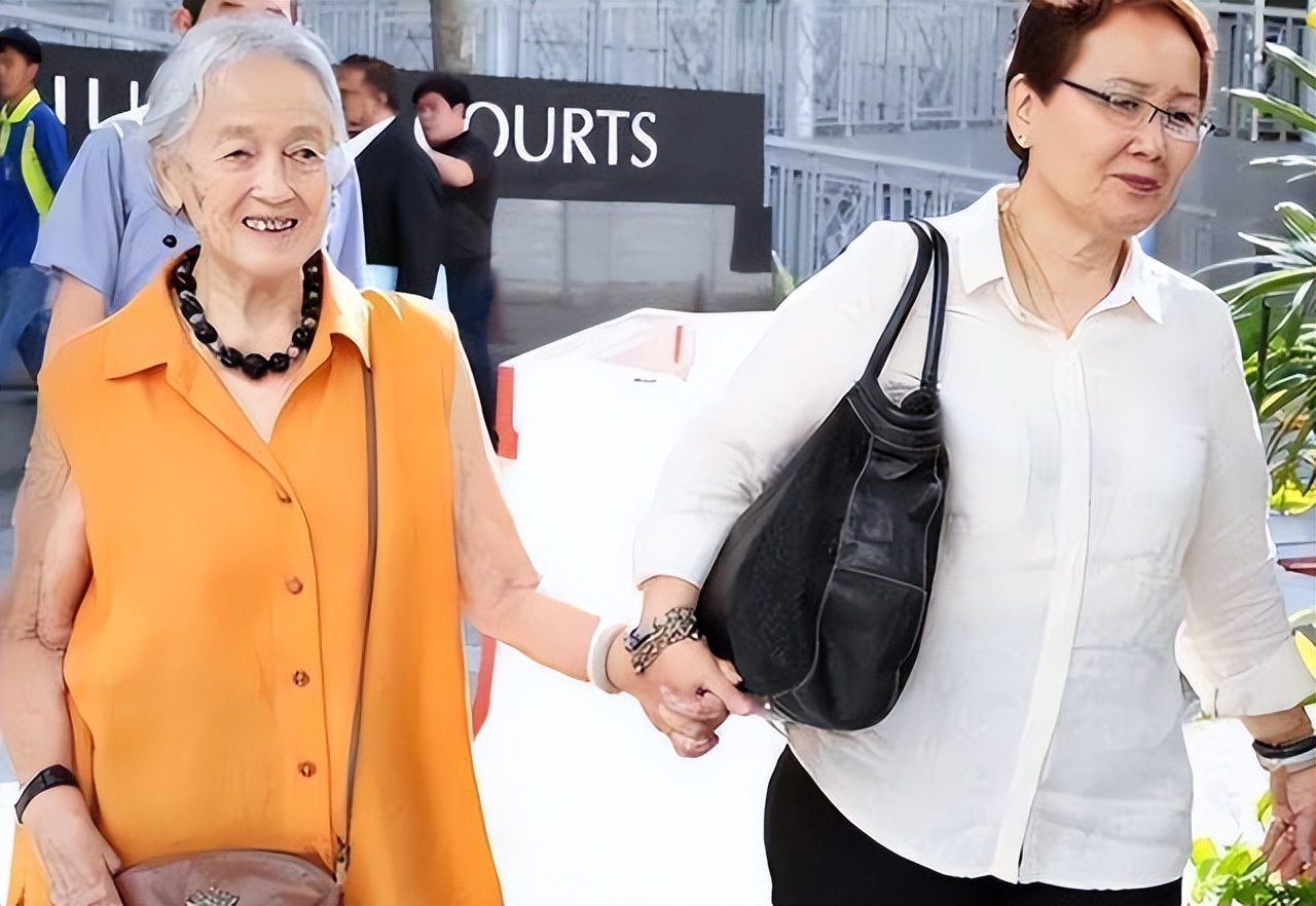 年轻男子傍上新加坡富婆新闻,杭州小伙骗白富美