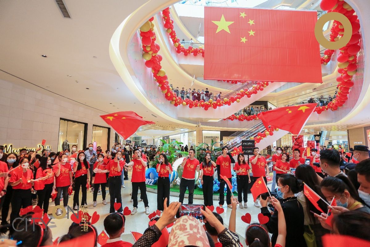 “熙”望长安·锦绣中华熙地港唱响华诞打造巨型*旗国**献礼国庆满眼尽是中国红