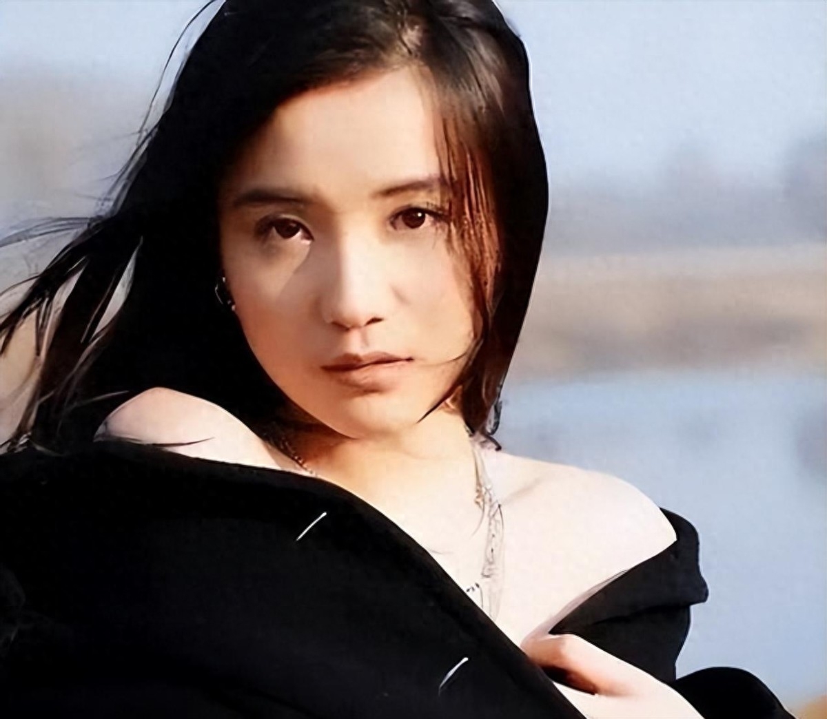 小宋佳：靠“吊带”上位，与已婚名导同居，42岁的她活的又酷又飒