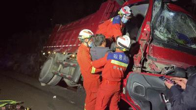 贵州一客车侧翻27人身亡救援现场,贵州一罐车爆胎侧翻