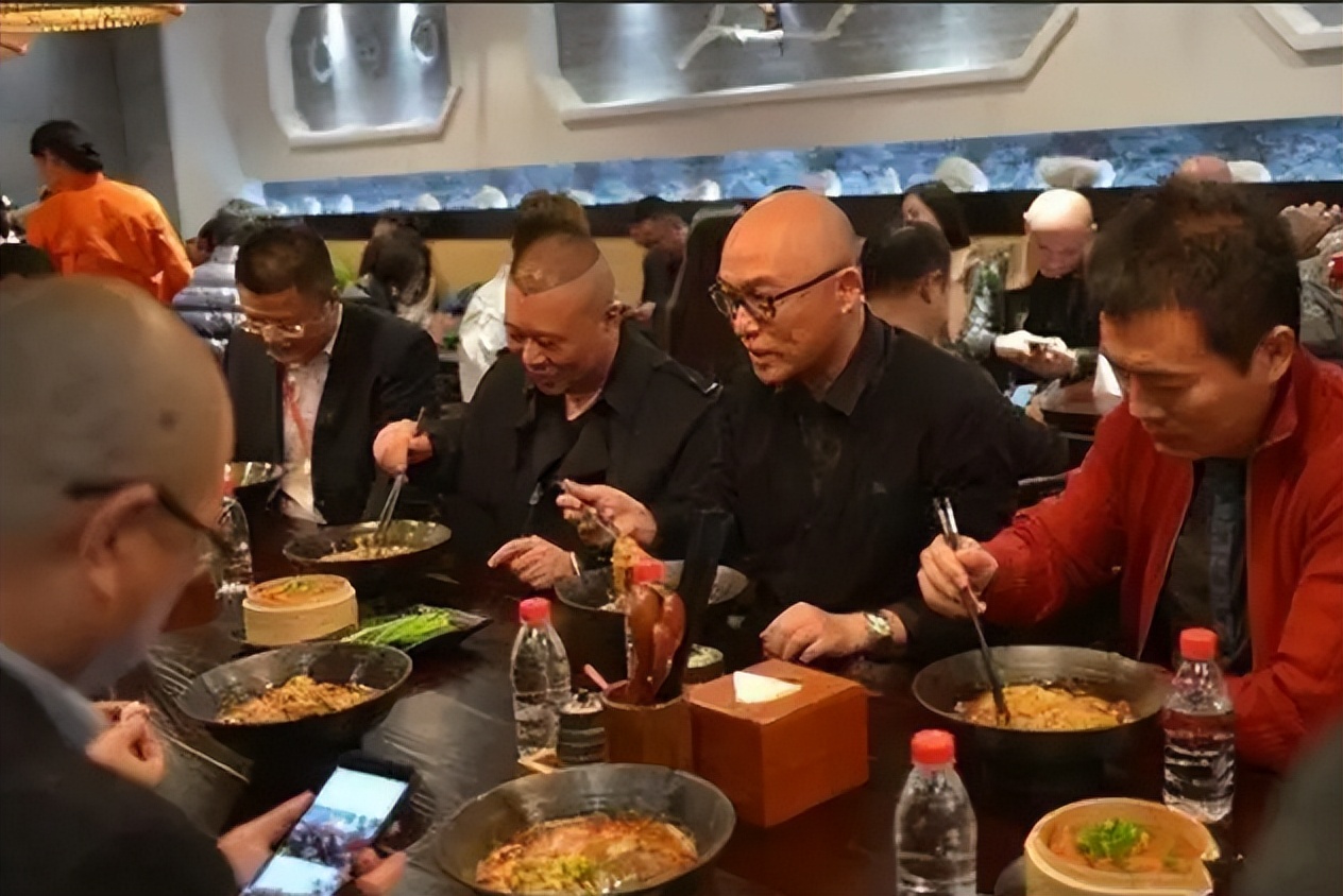 4块成本卖1千，3年加盟费38万，明星们割起韭菜来一点都不手软