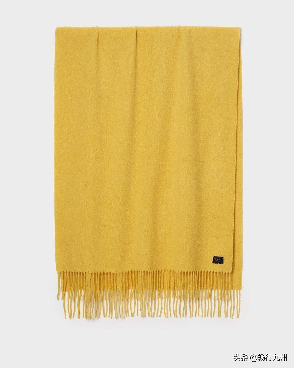 秋冬流行的大牌围巾,必备的三款颜色围巾