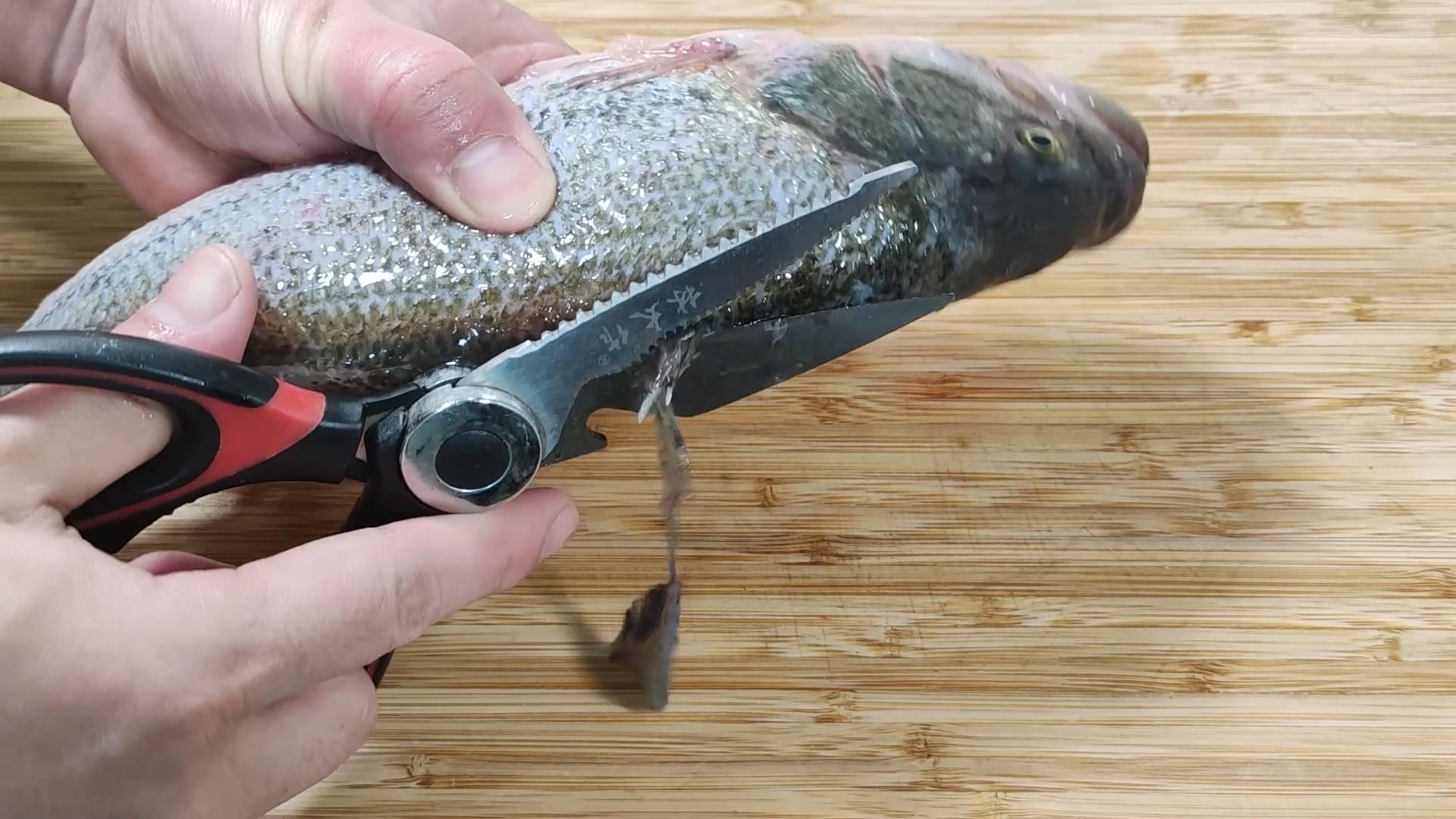 清蒸鲈鱼之前需如何处理一下,清蒸鲈鱼好吃的秘诀