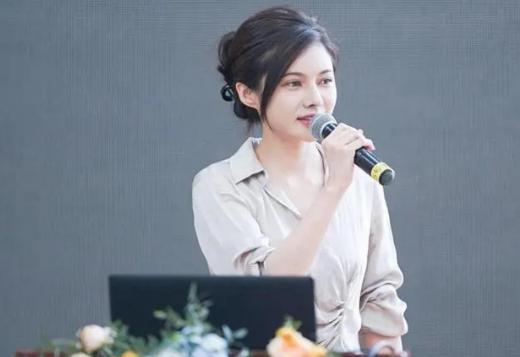 90后女孩子靠自己赚钱,90后女生不花一分钱净赚300万