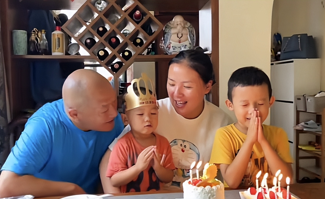 60岁谢东携孕妻上坟引争议,谢东晒全家游玩照