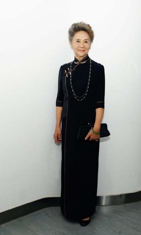 白发老人如何穿搭好看女,最新老年人穿衣风格女