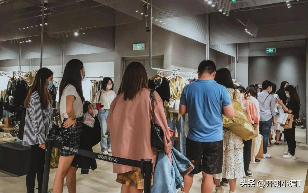 担忧！女生试衣遭陌生男性拉帘暴露下身