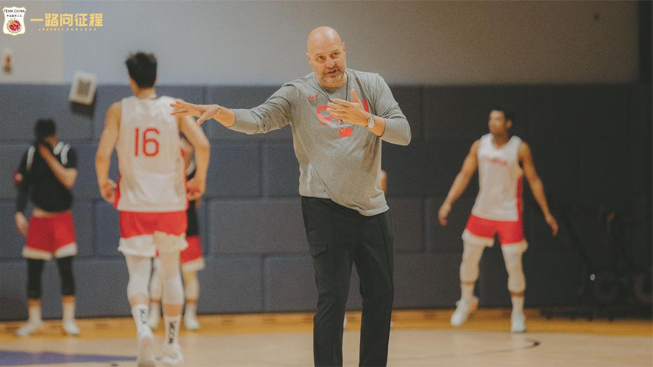 成果检验的时候到了，这支中国男篮第一次用欧洲篮球武装大脑