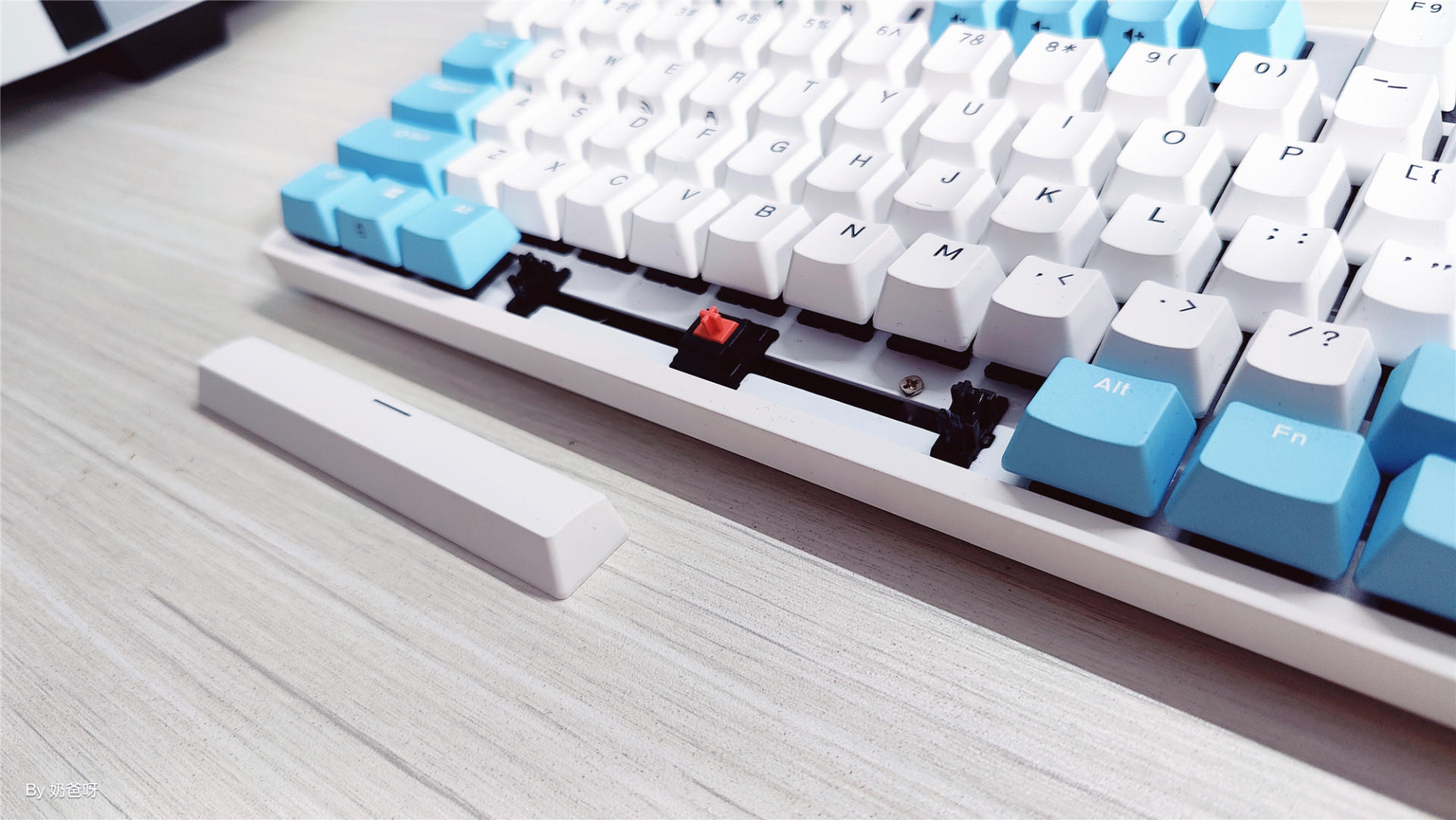 疫情期间居家找事做,耗资2W+打造纯白系居家办公桌面