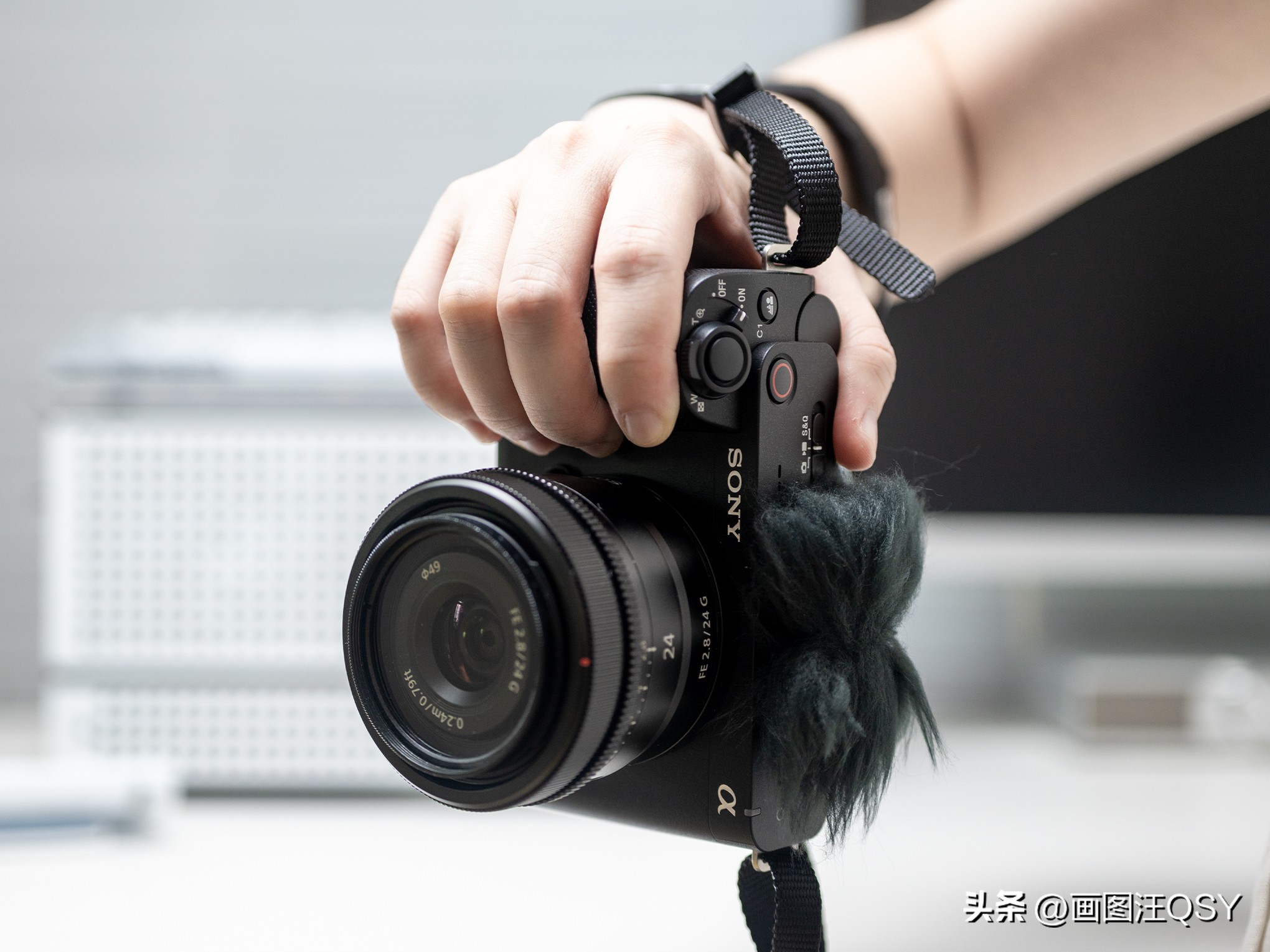 技术不够装备来凑，索尼ZV-E1真定位新手？Vlog初学者心得分享