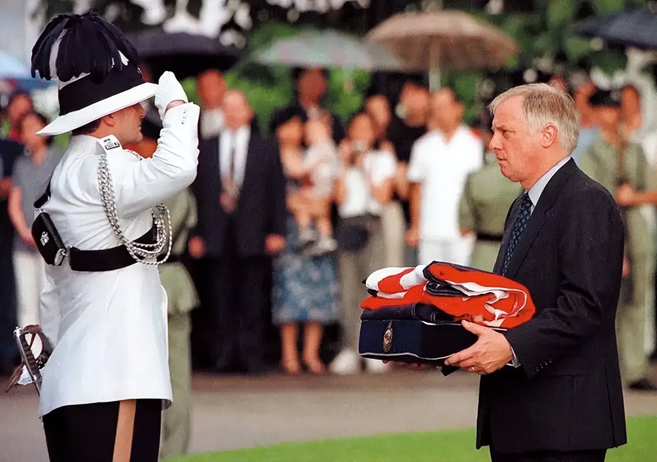 1997年香港回归场景：彭定康仰天含泪，“港督”女儿哭得难以自拔