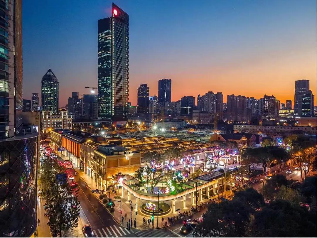 ta们拥有了“专属定制”,一起感受城市天际线上的“会客厅”!