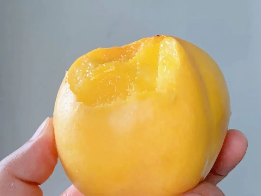 油桃陆续上市口感脆甜多汁,脆甜油桃最新价格