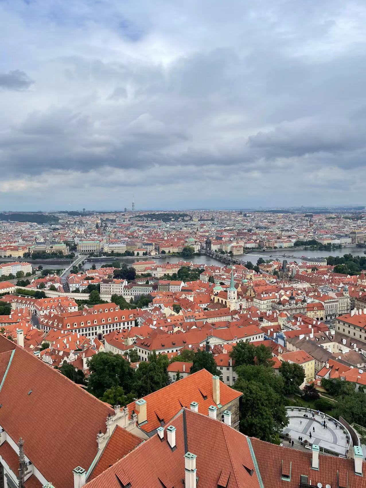 四百万乌克兰人返乡，有人冒着风险装修新家，有人抓紧结婚，只因“人生只有一次”