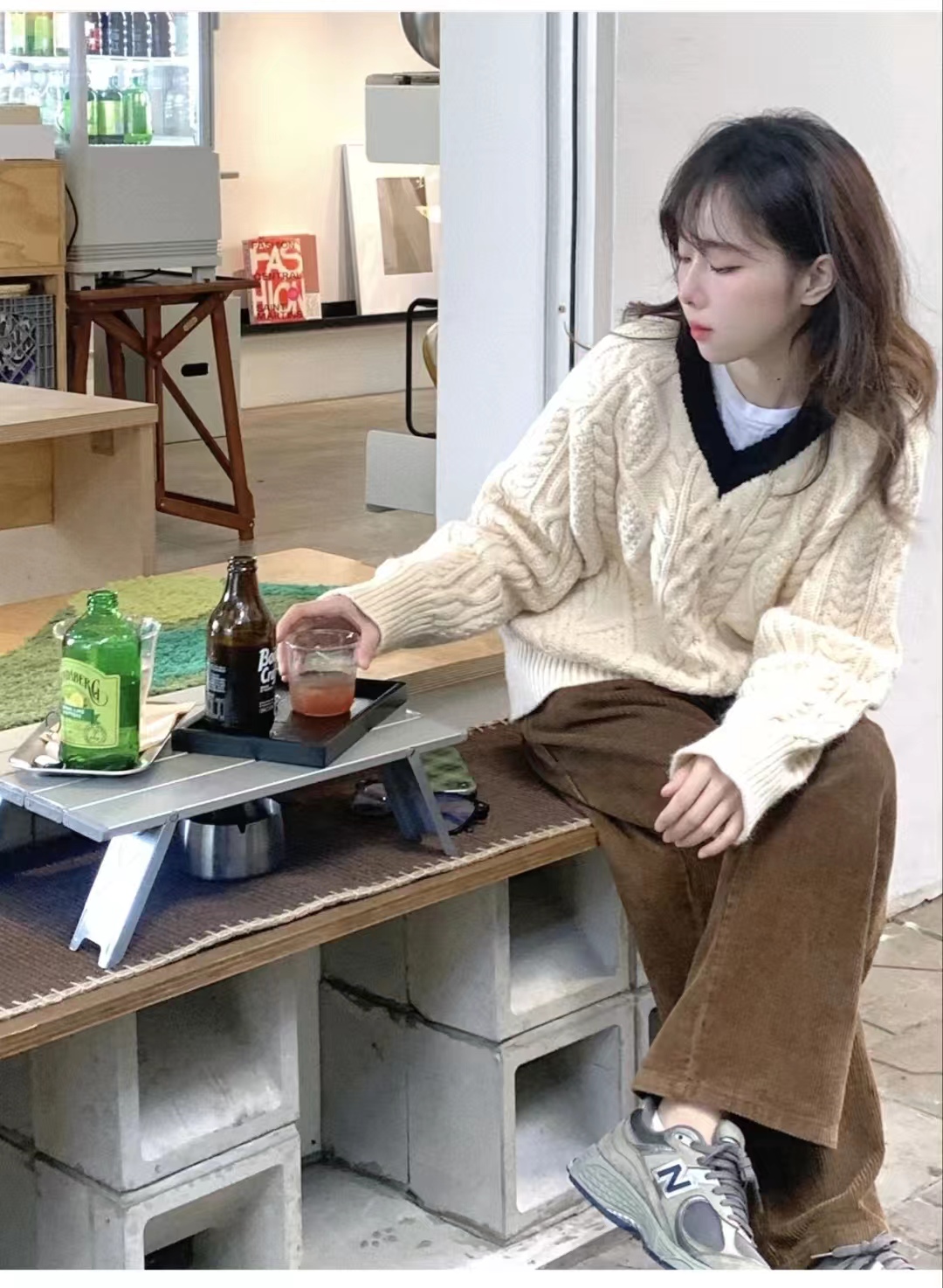 男士灯芯绒裤子可以搭配什么上衣,米白色灯芯绒裤子搭配什么鞋子