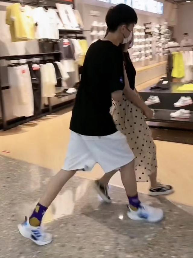 女子为男友过生日,被男友拽进品牌服装店,要求给他买生日礼物