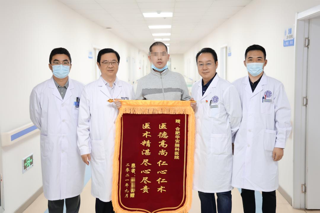 医护暖心除病痛病患感恩送锦旗,医患和谐温情时刻患者送锦旗致谢