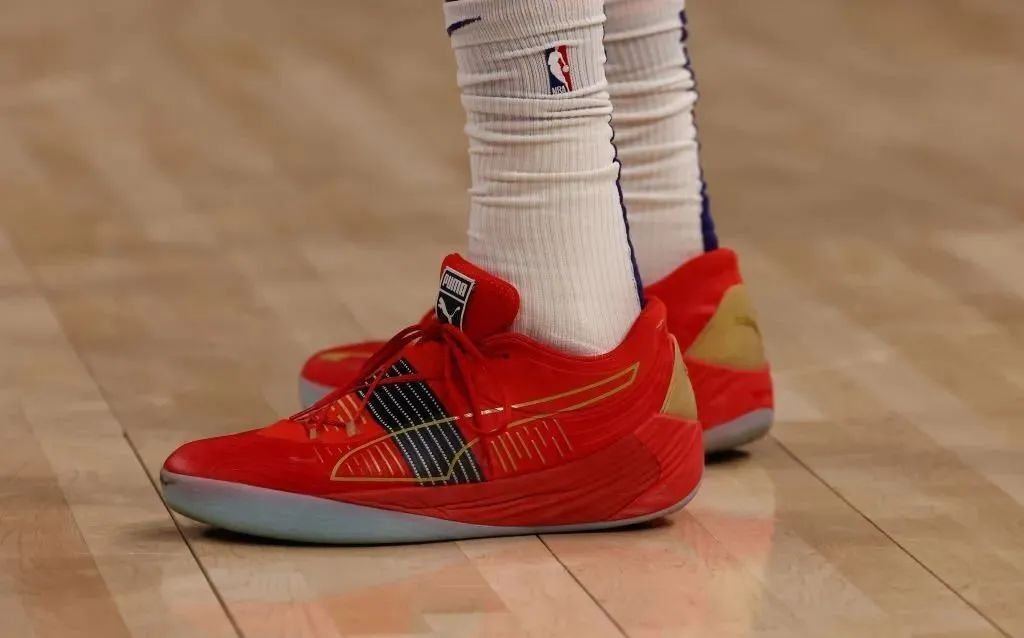 NBA球员上脚：德罗赞穿Kobe1，库里的Curry4有意思