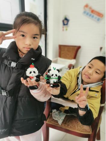 成都市金牛区凤凰山街道关工委开展“童心同悦·趣拼未来”活动