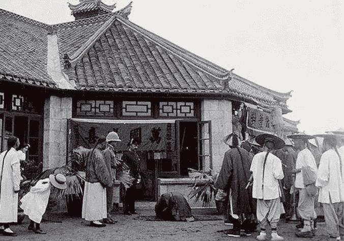 30张罕见晚清照:女子躺炕上欲仙欲死,骑跨在男子头上的洋人女子