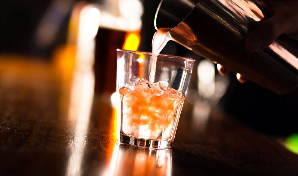 去饭店吃饭可以自己带酒吗,去饭店吃饭带一瓶酒合适吗