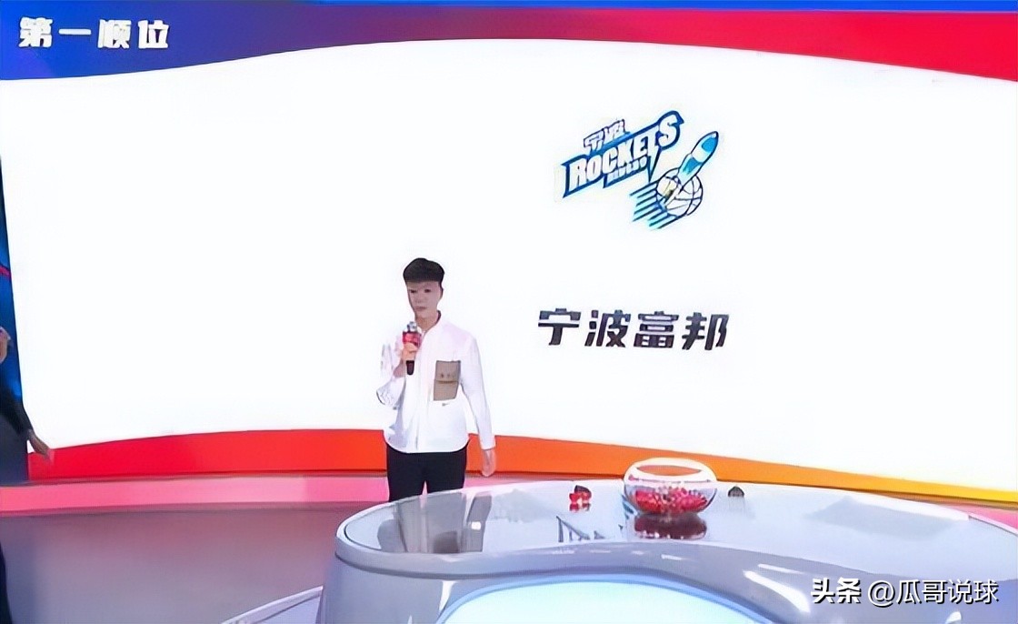 上海男篮官宣新决定,男篮12人名单公布方硕