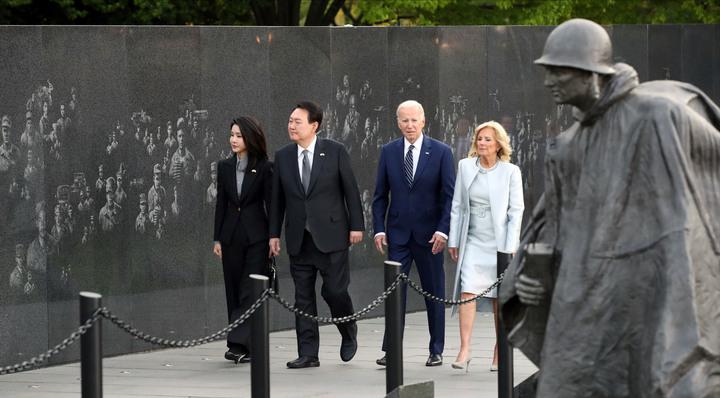 韩国第一夫人走红毯,韩国第一夫人穿韩服