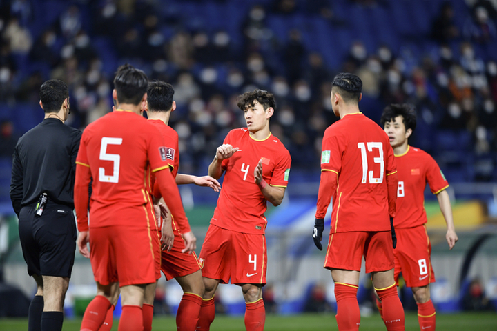 你笑国足踢得烂,你笑国足国足笑你还房贷