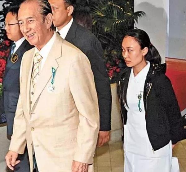 邓咏诗与赌王太太,邓咏诗和赌王图片