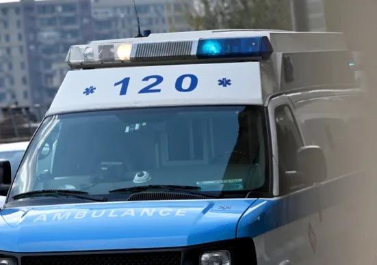 救护车交通事故驾驶员当场死亡,男子回家被车祸救护人员急救