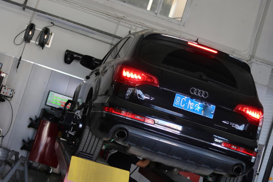 奥迪q7报废厂,老款奥迪q7出车祸