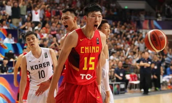 世预赛中国男篮胡明轩关键三分,胡明轩王哲林国家队比赛