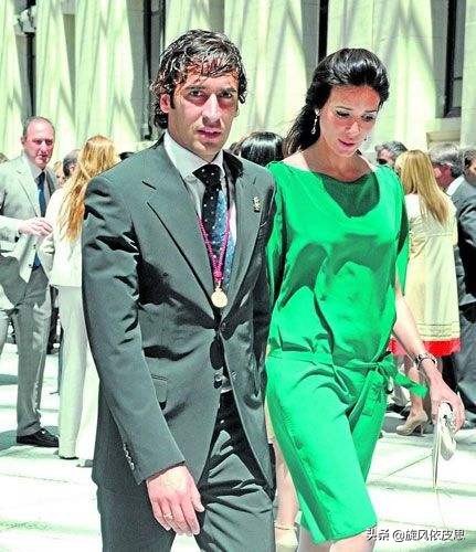 球星劳尔与妻子,足坛球星的老婆