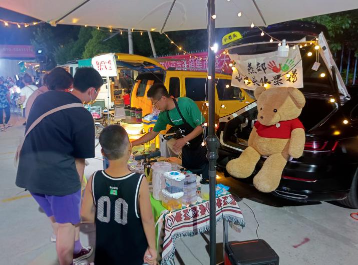 90后菜市场摆摊,后备箱集市摆摊卖什么最好