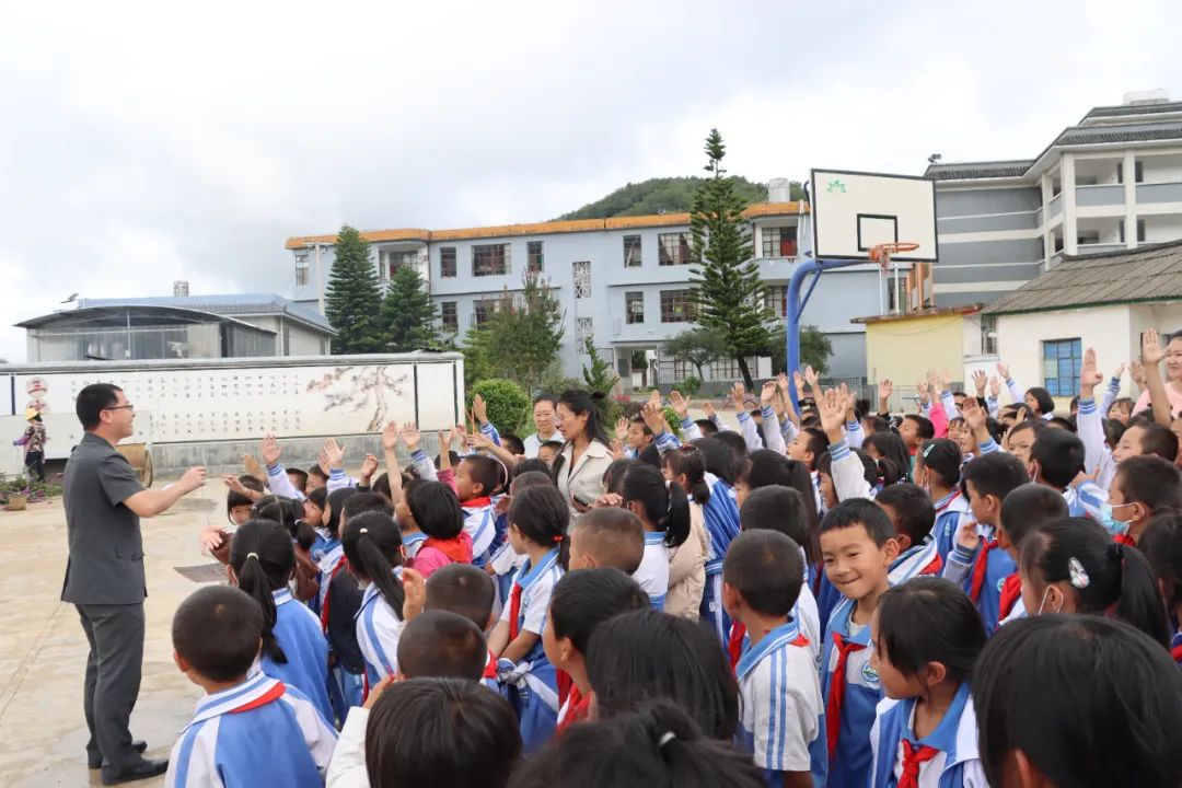 【普法强基在行动】镇康人民法院到忙丙乡中心完小开展“送法进校园”普法宣传活动