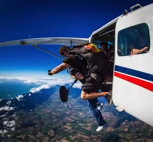 发生空难是不是航空公司违约,发生空难保险公司一般赔多少