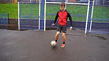 地面花式足球,花式足球技巧之地面舞蹈