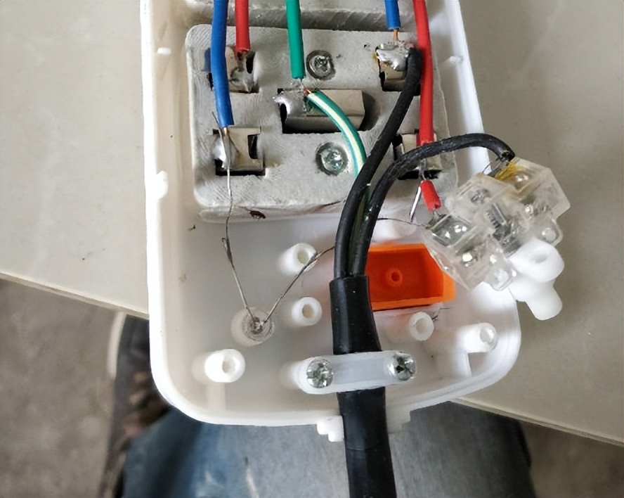 插线板用电安全常识,插线板开关按下去有火花