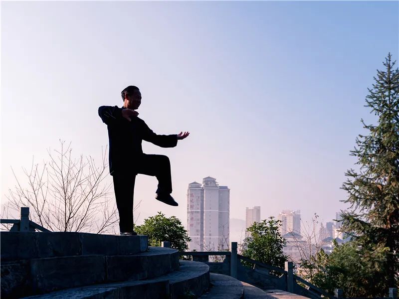 漫步林中风景如画美女似仙女,漫步美丽风景