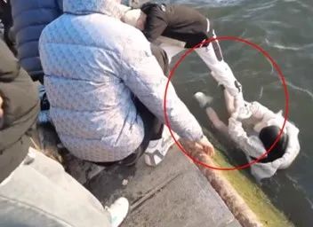 奔驰车主加油后把钱扔地上后续,奔驰车主加完油钱扔地上车主回应