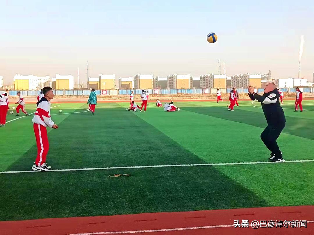 航拍实验中学运动会,万人奔跑看升旗场面壮观震撼