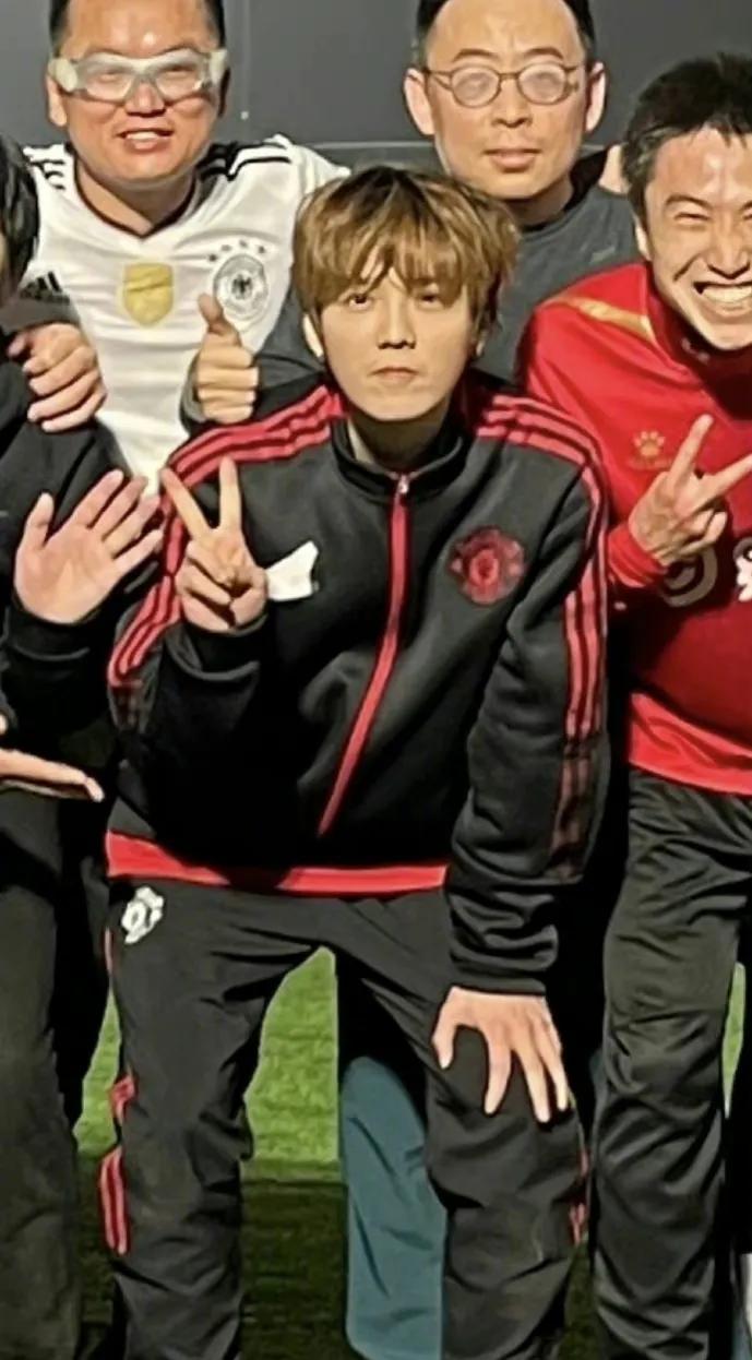鹿晗在足球场表现,鹿晗最新球场照片