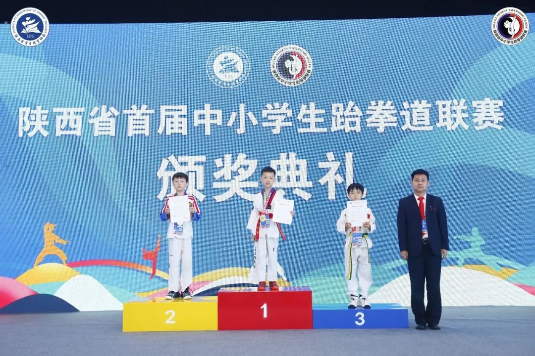 跆拳道小孩夺冠喜报,跆拳道馆比赛获奖喜报模板