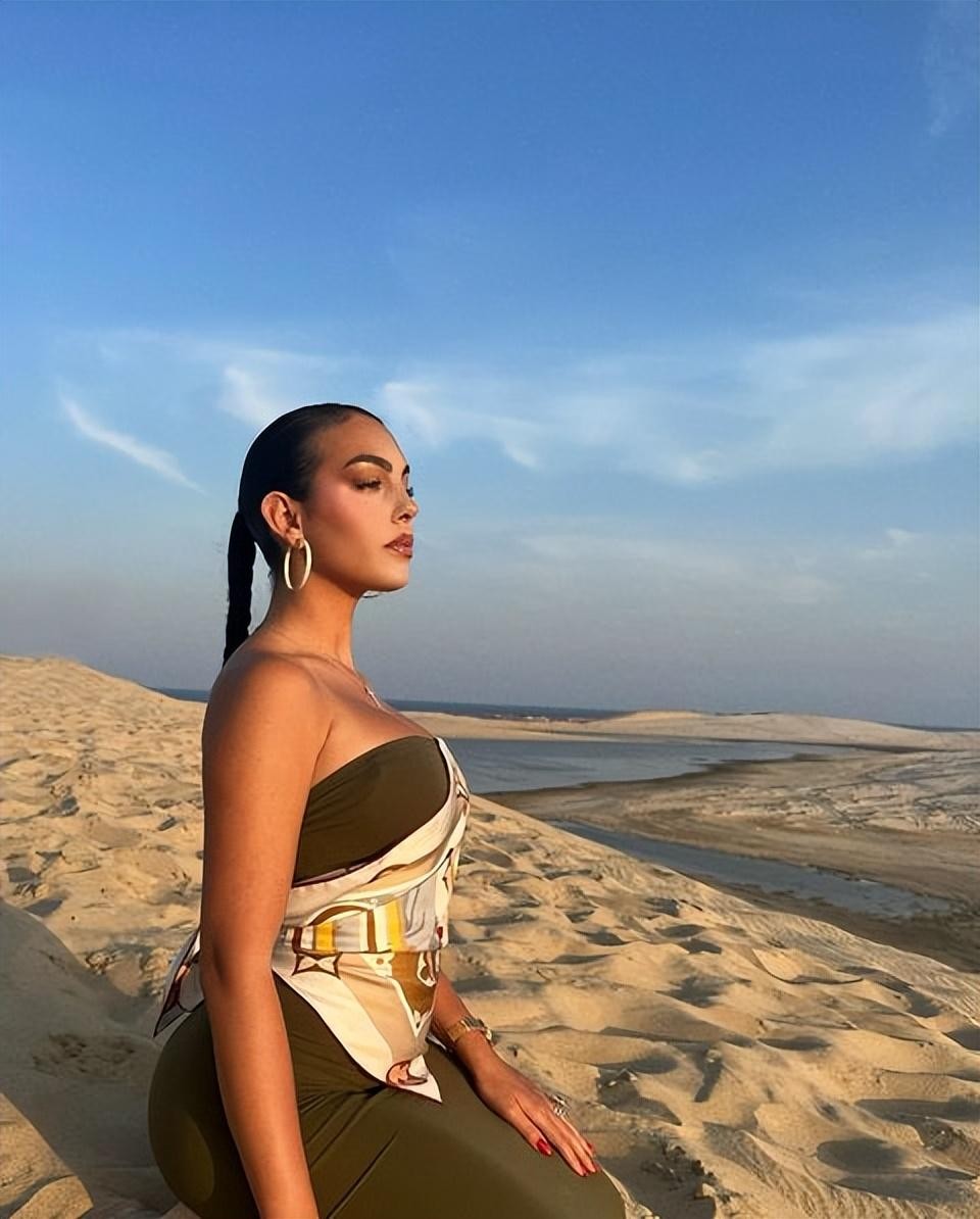 c罗的未婚妻子,c罗女友戴500万婚戒