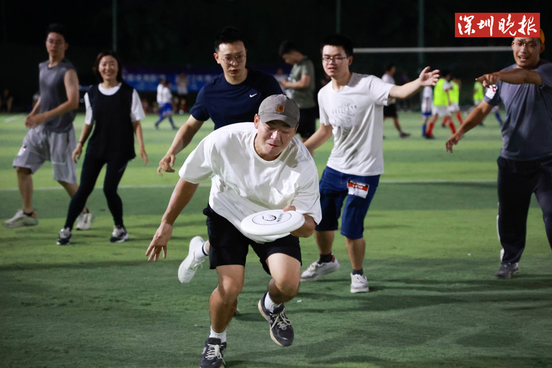 穿棉背心+休闲裤就能上场，飞盘是深圳体育消费下一个巨星？